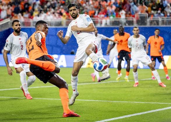 KANSAS - (lr) Denzel Dumfries of the Netherlands and Mohamed Amine Ben Hmida of Tunisia during the FIFA 2026 World Cup Group F match between Tunisia and the Netherlands at Kansas City Stadium on June 25, 2026, in Kansas, United States. KOEN VAN WEEL ANP FIFA World Cup, WM, Weltmeisterschaft, Fussball 2026 group stage 2026 xVIxANPxSportx xxANPxIVx 562004163 originalFilename: 562004163.jpg
