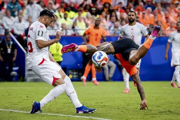 KANSAS - (lr) Mohamed Hadj Mahmoud of Tunisia and Memphis Depay of the Netherlands during the FIFA 2026 World Cup Group F match between Tunisia and the Netherlands at Kansas City Stadium on June 25, 2026, in Kansas, United States. ROBIN VAN LONKHUIJSEN ANP FIFA World Cup, WM, Weltmeisterschaft, Fussball 2026 group stage 2026 xVIxANPxSportx xxANPxIVx 562004177 originalFilename: 562004177.jpg
