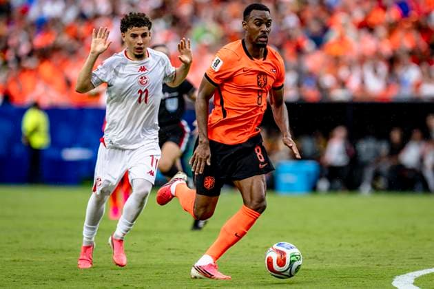 KANSAS CITY - (l-r) Ismael Gharbi of Tunisia and Ryan Gravenberch of the Netherlands during the 2026 World Cup at Arrowhead Stadium on June 25, 2026 in Kansas City United States. (Photo by Stefan Koops EYE4IMAGES DeFodi Images) - *** KANSAS CITY l r Ismael Gharbi of Tunisia and Ryan Gravenberch of the Netherlands during the 2026 World Cup at Arrowhead Stadium on June 25, 2026, in Kansas City, United States. Photo by Stefan Koops, EYE4IMAGES, DeFodi Images