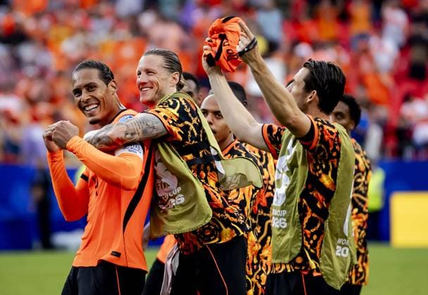 KANSAS - Virgil van Dijk or the Netherlands and Wout Weghorst or the Netherlands celebrate the victory after the 2026 FIFA World Cup, WM, Weltmeisterschaft, Fussball Group F match between Tunisia and the Netherlands at Kansas City Stadium on June 25, 2026, in Kansas, United States. ROBIN VAN LONKHUIJSEN ANP FIFA World Cup 2026 group stage 2026 xVIxANPxSportx xxANPxIVx 562005417 originalFilename: 562005417.jpg