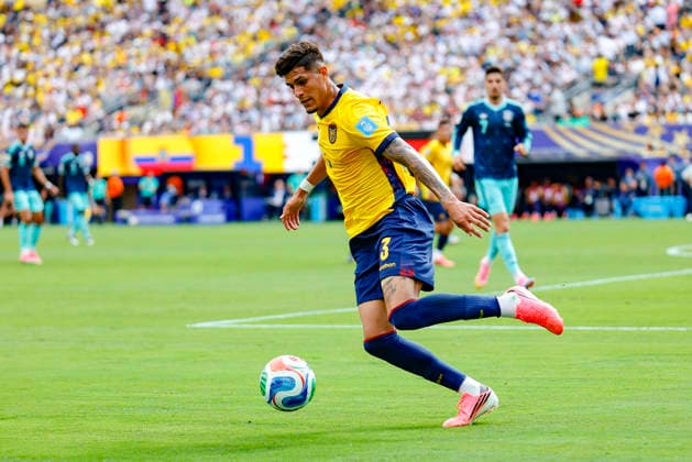 June 25,2026: During the game, Ecuador defender Piero Hincapie (3) intercepts a pass attempt in a FIFA World Cup, WM, Weltmeisterschaft, Fussball match at MetLife Stadium in East Rutherford, NJ. Ecuador defeats Germany 2-1. Cal Media East Rutherford United States of America - ZUMAc04_ 20260625_faf_c04_053 Copyright: xShaquanxWoodyx