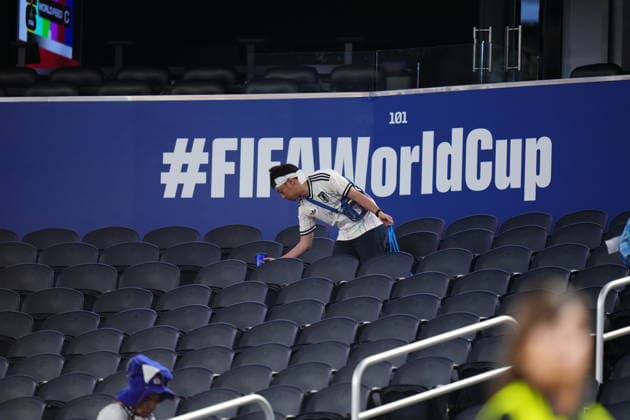 Japan v Sweden: Group F - FIFA World Cup, WM, Weltmeisterschaft, Fussball 2026 Japanese fan clearing up rubbish after the FIFA World Cup 2026 Group F match between Japan and Sweden at Dallas Stadium on June 25, 2026 in Dallas, United States. Arlington TX United States  Copyright: xJosexBretonx originalFilename:bretonhernandez-japanvsw260625_np6wc.jpg