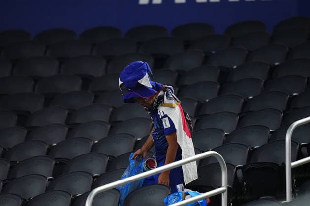 Japan v Sweden: Group F - FIFA World Cup, WM, Weltmeisterschaft, Fussball 2026 Japanese fan clearing up rubbish after the FIFA World Cup 2026 Group F match between Japan and Sweden at Dallas Stadium on June 25, 2026 in Dallas, United States. Arlington TX United States  Copyright: xJosexBretonx originalFilename:bretonhernandez-japanvsw260625_npppw.jpg
