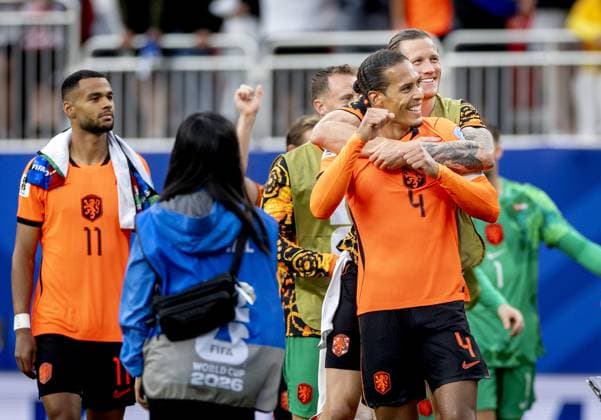KANSAS - (lr) Virgil van Dijk of the Netherlands and Wout Weghorst of the Netherlands celebrate the victory over Tunisia after the 2026 FIFA World Cup, WM, Weltmeisterschaft, Fussball Group F match between Tunisia and the Netherlands at Kansas City Stadium on June 25, 2026, in Kansas, United States. KOEN VAN WEEL ANP FIFA World Cup 2026 group stage 2026 xVIxANPxSportx xxANPxIVx 562005952 originalFilename: 562005952.jpg