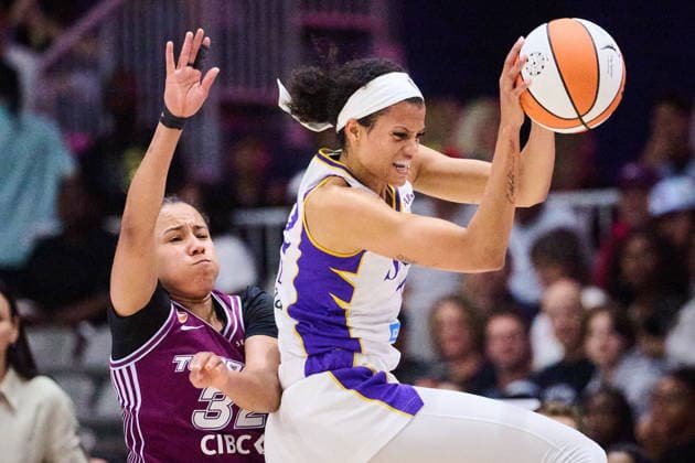 June 25, 2026, Toronto, On, Canada: Los Angeles Sparks Rae Burrell (12) catches the ball over the Tempo s Tima Pouye (32) during first half WNBA, Basketball Damen, USA action in Toronto on June 25, 2026. Canada News - June 25, 2026  - ZUMAc35_ 20260625_zaf_c35_129 Copyright: xSammyxKoganx