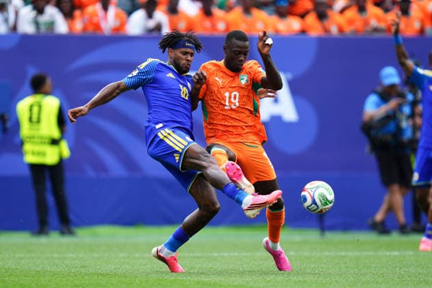 June 25, 2026: Curacao Midfielder Leandro Bacuna (10) and Ivory Coast Forward Nicolas Pepe (19) battle for the ball during the first half of a World Cup Match at Philadelphia Stadium in Philadelphia, Pennsylvania. CSM FIFA World Cup, WM, Weltmeisterschaft, Fussball 2026: Ivory Coast Vs Curacao JUN 25  - ZUMAc04_ 20260625_zma_c04_272 Copyright: xKylexRoddenx