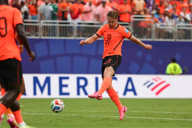 KANSAS CITY, MO - JUNE 25: Frenkie de Jong 21 of Netherlands takes a shot in the first half of the FIFA World Cup, WM, Weltmeisterschaft, Fussball 2026 Group F match between Tunisia and Netherlands on June 25, 2026 at Kansas City Stadium in Kansas City, MO. (Photo by Scott Winters Icon Sportswire) SOCCER: JUN 25 FIFA World Cup 26 Group F - Tunisia vs Netherlands EDITORIAL USE ONLY Icon2606250093