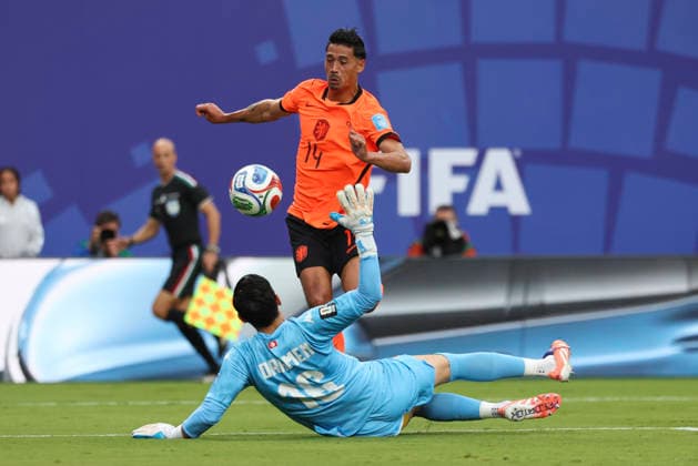 KANSAS CITY, MO - JUNE 25: Aymen Dahmen 16 of Tunisia slides and blocks a shot away from Tijjani Reijnders 14 of Netherlands in the first half of the FIFA World Cup, WM, Weltmeisterschaft, Fussball 2026 Group F match between Tunisia and Netherlands on June 25, 2026 at Kansas City Stadium in Kansas City, MO. (Photo by Scott Winters Icon Sportswire) SOCCER: JUN 25 FIFA World Cup 26 Group F - Tunisia vs Netherlands EDITORIAL USE ONLY Icon2606250186