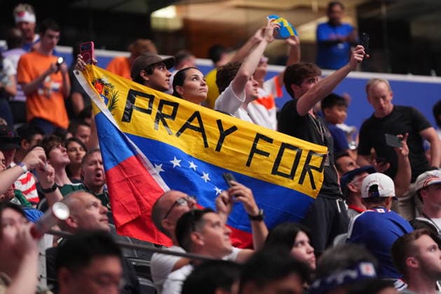 FIFA World Cup, WM, Weltmeisterschaft, Fussball 2026 - Group F - Japan vs Sweden epaselect An attendee holds a Venezuelan flag with the words Pray For Venezuela in reference to the two powerful earthquake that hit Venezuela a day earlier, during the FIFA World Cup 2026 group stage match Japan against Sweden, in Dallas, Texas, USA, 25 June 2026. DALLAS United States  Copyright: xJEFFREYxMCWHORTERx