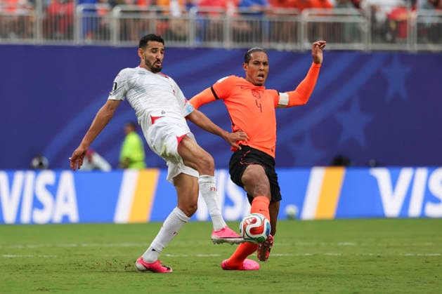 KANSAS CITY, MO - JUNE 25: Hazem Mastouri 9 of Tunisia and Virgil van Dijk 4 of Netherlands fight for the ball in the first half of the FIFA World Cup, WM, Weltmeisterschaft, Fussball 2026 Group F match between Tunisia and Netherlands on June 25, 2026 at Kansas City Stadium in Kansas City, MO. (Photo by Scott Winters Icon Sportswire) SOCCER: JUN 25 FIFA World Cup 26 Group F - Tunisia vs Netherlands EDITORIAL USE ONLY Icon2606250261