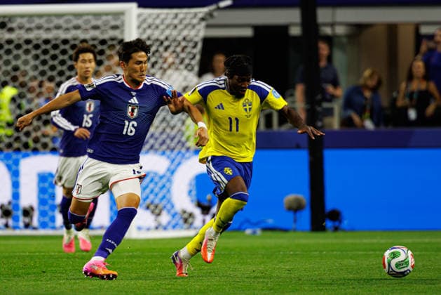 Tsuyoshi Watanabe and Anthony Elanga seen during FIFA World Cup, WM, Weltmeisterschaft, Fussball 2026 game between national teams of Japan an Sweden (Grzegorz Wajda Ball Raw Images) Arlington Dallas Stadium USA Copyright: xGrzegorzxWajdax grzegorzwajda_japan_sweden_2526_3-15
