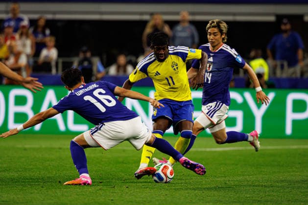 Tsuyoshi Watanabe and Anthony Elanga seen during FIFA World Cup, WM, Weltmeisterschaft, Fussball 2026 game between national teams of Japan an Sweden (Grzegorz Wajda Ball Raw Images) Arlington Dallas Stadium USA Copyright: xGrzegorzxWajdax grzegorzwajda_japan_sweden_2526_3-16