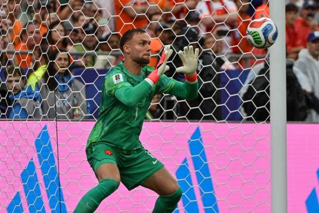 Bart Verbruggen of the Netherlands makes a save Tunisia v Netherlands, 2026 FIFA World Cup, WM, Weltmeisterschaft, Fussball 2026 Group F, International Football, Kansas City Stadium, Kansas City, USA - 25 Jun 2026Kansas Kansas City Stadium Missouri (MO) United States of America  Copyright: xTimxVizer Shutterstockx 16963088c