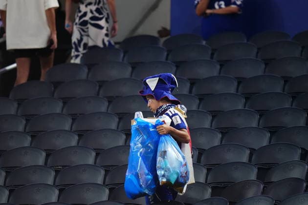 Japan v Sweden - FIFA World Cup, WM, Weltmeisterschaft, Fussball 2026 - Group F ARLINGTON, USA - JUNE 25: Japanese fan clearing up rubbish after the FIFA World Cup 2026 Group F match between Japan and Sweden at Dallas Stadium on June 25, 2026 in Dallas, United States. Jose Hernandez Anadolu Texas United States. Editorial use only. Please get in touch for any other usage.  Copyright: x2026xAnadoluxJosexHernandezx