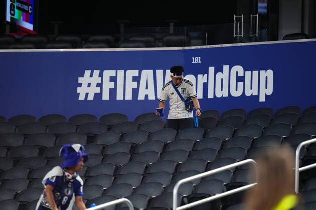 Japan v Sweden - FIFA World Cup, WM, Weltmeisterschaft, Fussball 2026 - Group F ARLINGTON, USA - JUNE 25: Japanese fan clearing up rubbish after the FIFA World Cup 2026 Group F match between Japan and Sweden at Dallas Stadium on June 25, 2026 in Dallas, United States. Jose Hernandez Anadolu Texas United States. Editorial use only. Please get in touch for any other usage.  Copyright: x2026xAnadoluxJosexHernandezx
