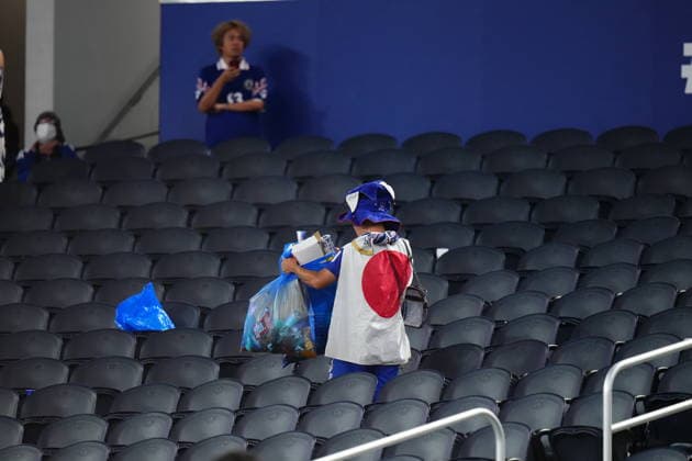 Japan v Sweden - FIFA World Cup, WM, Weltmeisterschaft, Fussball 2026 - Group F ARLINGTON, USA - JUNE 25: Japanese fan clearing up rubbish after the FIFA World Cup 2026 Group F match between Japan and Sweden at Dallas Stadium on June 25, 2026 in Dallas, United States. Jose Hernandez Anadolu Texas United States. Editorial use only. Please get in touch for any other usage.  Copyright: x2026xAnadoluxJosexHernandezx