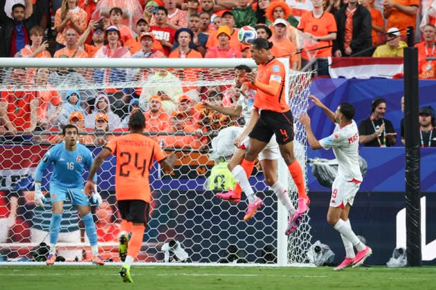 KANSAS CITY, MO - JUNE 25: Virgil van Dijk 4 of Netherlands goes high to head the ball towards the goal in the second half of the FIFA World Cup, WM, Weltmeisterschaft, Fussball 2026 Group F match between Tunisia and Netherlands on June 25, 2026 at Kansas City Stadium in Kansas City, MO. (Photo by Scott Winters Icon Sportswire) SOCCER: JUN 25 FIFA World Cup 26 Group F - Tunisia vs Netherlands EDITORIAL USE ONLY Icon2606250688