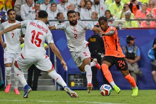 Crysencio Summerville of the Netherlands runs with the ball towards Hadj Mahmoud of Tunisia Tunisia v Netherlands, 2026 FIFA World Cup, WM, Weltmeisterschaft, Fussball 2026 Group F, International Football, Kansas City Stadium, Kansas City, USA - 25 Jun 2026Kansas Kansas City Stadium Missouri (MO) United States of America  Copyright: xTimxVizer Shutterstockx 16963088n