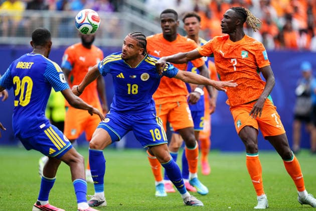 June 25, 2026: Curacao Defender Armando Obispo (18) heads the ball during the first half of a World Cup Match against Ivory Coast at Philadelphia Stadium in Philadelphia, Pennsylvania. CSM Philadelphia United States of America - ZUMAc04_ 20260625_zma_c04_282 Copyright: xKylexRoddenx