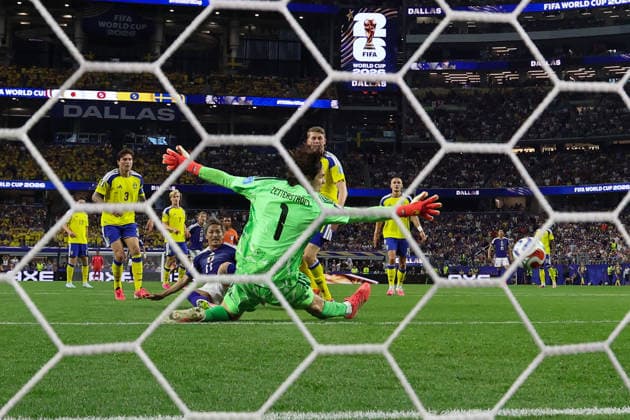 ARLINGTON, TX - JUNE 25: Daizen Maeda 11 of Japan scores a goal around the outstretched arm of Jacob Widell Zetterstrom 1 of Sweden during the FIFA World Cup, WM, Weltmeisterschaft, Fussball 2026 Group F match between Japan and Sweden on June 25, 2026, at Dallas Stadium in Dallas, Texas. (Photo by David Buono Icon Sportswire) SOCCER: JUN 25 FIFA World Cup 26 Group F - Japan vs Sweden EDITORIAL USE ONLY Icon260623075