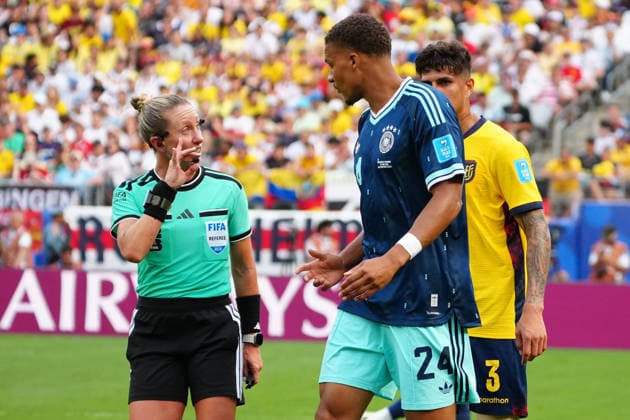 Schiedsrichterin Tori Penso ermahnt Malick Thiaw (Deutschland Germany) - New York 25.06.2026: Deutschland vs. Ecuador, MetLife Stadium, World Cup 26 Gruppe E, 3. Spieltag *** Referee Tori Penso cautions Malick Thiaw Germany New York June 25, 2026 Germany vs. Ecuador, MetLife Stadium, World Cup 26 Group E, Matchday 3