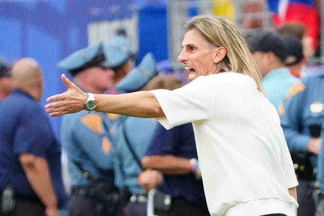 Trainer Coach Sebastian Beccacece (Ecuador) feuert sein Team an - New York 25.06.2026: Deutschland vs. Ecuador, MetLife Stadium, World Cup 26 Gruppe E, 3. Spieltag *** Coach Sebastian Beccacece of Ecuador cheers on his team New York, June 25, 2026 Germany vs. Ecuador, MetLife Stadium, World Cup 26, Group E, Matchday 3