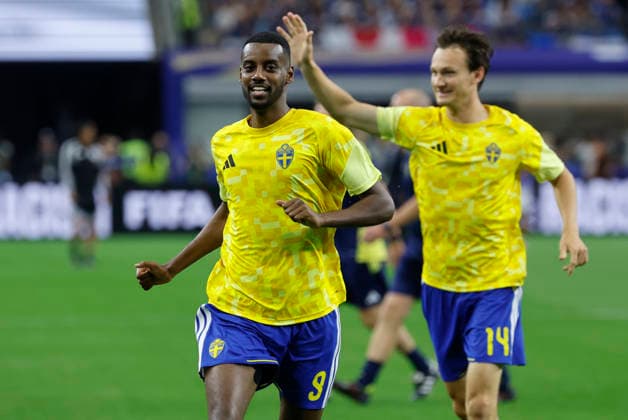 Alexander Isak (L) and Hjalmar Ekdal of Sweden in action prior the FIFA World Cup, WM, Weltmeisterschaft, Fussball 2026 Group F match between Japan and Sweden at AT&T Stadium in Dallas, USA, 25 June 2025. FIFA World Cup 2026 - Group F - Japan vs. Sweden !ACHTUNG: NUR REDAKTIONELLE NUTZUNG!  Copyright: xMariscalx GR5068 20260626-55020713135_1
