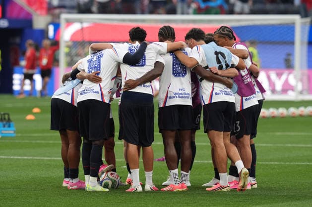 Players of United States speaks prior to a FIFA World Cup, WM, Weltmeisterschaft, Fussball 2026 group stage match Turkey against United States at the SoFi Stadium in Los Angeles, United States, 25 June 2026. FIFA World Cup 2026 - Group D - Turkey vs USA !ACHTUNG: NUR REDAKTIONELLE NUTZUNG!  Copyright: xOmarxAlonsox GR5343 20260626-55020713147_1