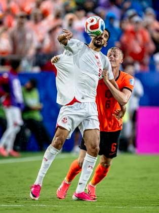 KANSAS CITY - (l-r) Hazem Mastouri of Tunisia and Jan Paul van Hecke of the Netherlands during the 2026 World Cup at Arrowhead Stadium on June 25, 2026 in Kansas City United States. (Photo by Stefan Koops EYE4IMAGES DeFodi Images) - *** KANSAS CITY l Hazem Mastouri of Tunisia and Jan Paul van Hecke of the Netherlands during the 2026 World Cup at Arrowhead Stadium on June 25, 2026, in Kansas City, United States. Photo by Stefan Koops, EYE4IMAGES, DeFodi Images