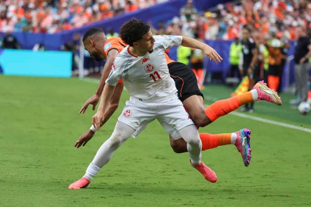 KANSAS CITY, MO - JUNE 25: Cody Gakpo 11 of Netherlands falls over Ismael Gharbi 11 of Tunisia in the first half of the FIFA World Cup, WM, Weltmeisterschaft, Fussball 2026 Group F match between Tunisia and Netherlands on June 25, 2026 at Kansas City Stadium in Kansas City, MO. (Photo by Scott Winters Icon Sportswire) SOCCER: JUN 25 FIFA World Cup 26 Group F - Tunisia vs Netherlands EDITORIAL USE ONLY Icon2606250273