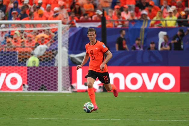 KANSAS CITY, MO - JUNE 25: Frenkie de Jong 21 of Netherlands brings the ball forward in the first half of the FIFA World Cup, WM, Weltmeisterschaft, Fussball 2026 Group F match between Tunisia and Netherlands on June 25, 2026 at Kansas City Stadium in Kansas City, MO. (Photo by Scott Winters Icon Sportswire) SOCCER: JUN 25 FIFA World Cup 26 Group F - Tunisia vs Netherlands EDITORIAL USE ONLY Icon2606250343