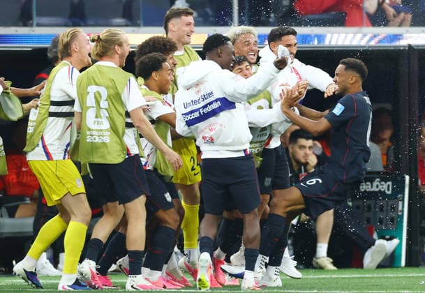 Auston Trusty of the United States (6) celebrates with teammates after scoring a goal against Turkey in the first half of a FIFA World Cup, WM, Weltmeisterschaft, Fussball match at Los Angeles Stadium in Los Angeles, on Thursday, June 25, 2026.  LAP20260625806 CHRISTIANxBRUNSKILL
