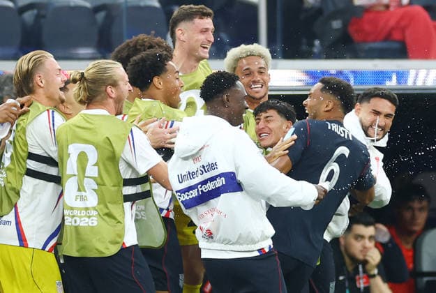 Auston Trusty of the United States (6) celebrates with teammates after scoring a goal against Turkey in the first half of a FIFA World Cup, WM, Weltmeisterschaft, Fussball match at Los Angeles Stadium in Los Angeles, on Thursday, June 25, 2026.  LAP20260625807 CHRISTIANxBRUNSKILL