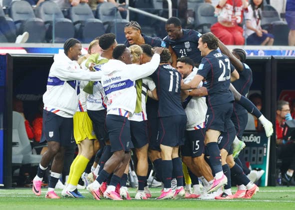 United States players celebrate after Auston Trusty scored a goal against Turkey in the first half of a FIFA World Cup, WM, Weltmeisterschaft, Fussball match at Los Angeles Stadium in Los Angeles, on Thursday, June 25, 2026.  LAP20260625808 CHRISTIANxBRUNSKILL