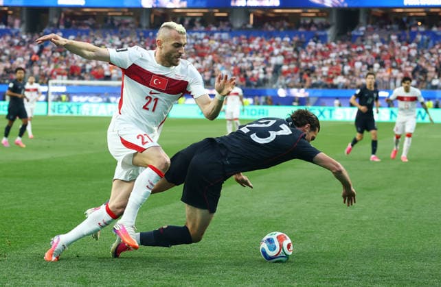 Joe Scally of the United States (23) is tackled by Turkey s Bar?s Alper Y?lmaz in the first half of a FIFA World Cup, WM, Weltmeisterschaft, Fussball match at Los Angeles Stadium in Los Angeles, on Thursday, June 25, 2026.  LAP20260625809 CHRISTIANxBRUNSKILL