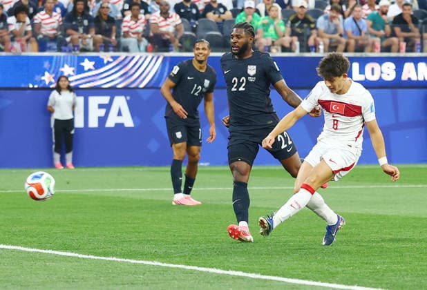 Turkey s Arda Guler scores a goal against the United States as Mark McKenzie of the United States (22) defends in the first half of a FIFA World Cup, WM, Weltmeisterschaft, Fussball match at Los Angeles Stadium in Los Angeles, on Thursday, June 25, 2026.  LAP20260625810 CHRISTIANxBRUNSKILL