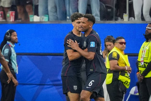 USA: Fußball FIFA World Cup, WM, Weltmeisterschaft, Fussball 2026 Gruppenphase Gruppe A Türkei vs USA SoFi Stadium (Inglewood, Los Angeles County, Kalifornien): Tor und Torjubel zum 1:0 durch Auston Trusty (USA, 6) Freude, Emotionen, Jubel *** USA Soccer 2026 FIFA World Cup Group Stage Group A Turkey vs. USA SoFi Stadium, Inglewood, Los Angeles County, California Goal and goal celebration following Auston Trusty s 1-0 goal for the USA, 6 Joy, emotions, cheering Copyright: xJOERANxSTEINSIEKx
