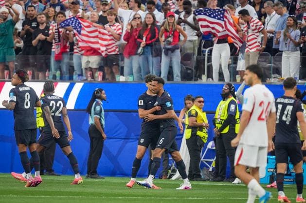 USA: Fußball FIFA World Cup, WM, Weltmeisterschaft, Fussball 2026 Gruppenphase Gruppe A Türkei vs USA SoFi Stadium (Inglewood, Los Angeles County, Kalifornien): Tor und Torjubel zum 1:0 durch Auston Trusty (USA, 6) Freude, Emotionen, Jubel *** USA Soccer 2026 FIFA World Cup Group Stage Group A Turkey vs. USA SoFi Stadium, Inglewood, Los Angeles County, California Goal and goal celebration following Auston Trusty s 1-0 goal for the USA, 6 Joy, emotions, cheering Copyright: xJOERANxSTEINSIEKx
