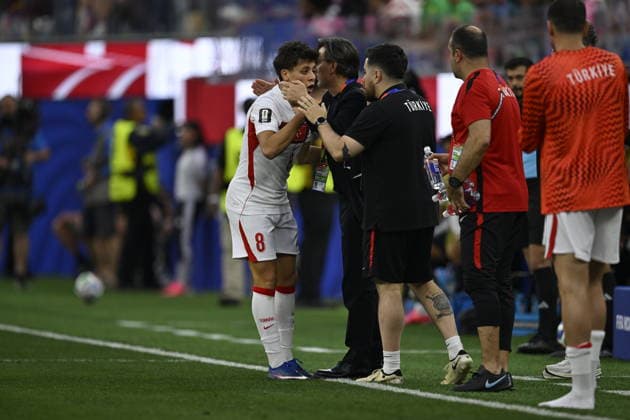 Turkiye v USA - FIFA World Cup, WM, Weltmeisterschaft, Fussball 2026 - Group D LOS ANGELES, CALIFORNIA - JUNE 25: Arda Guler (8) of Turkiye talks to his head coach Vincenzo Montella during the 2026 FIFA World Cup First Stage Group D match between Turkiye and USA at the Los Angeles Stadium (SoFi Stadium) in Inglewood, California, United States on June 25, 2026. Tayfun Coskun Anadolu California United States. Editorial use only. Please get in touch for any other usage.  Copyright: x2026xAnadoluxTayfunxCoskunx