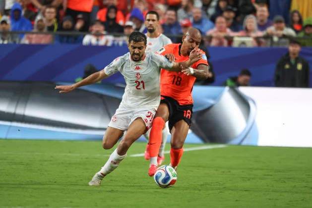 KANSAS CITY, MO - JUNE 25: Donyell Malen 18 of Netherlands fights Mohamed Amine Ben Hamida 21 of Tunisia for the ball in the second half of the FIFA World Cup, WM, Weltmeisterschaft, Fussball 2026 Group F match between Tunisia and Netherlands on June 25, 2026 at Kansas City Stadium in Kansas City, MO. (Photo by Scott Winters Icon Sportswire) SOCCER: JUN 25 FIFA World Cup 26 Group F - Tunisia vs Netherlands EDITORIAL USE ONLY Icon2606250634