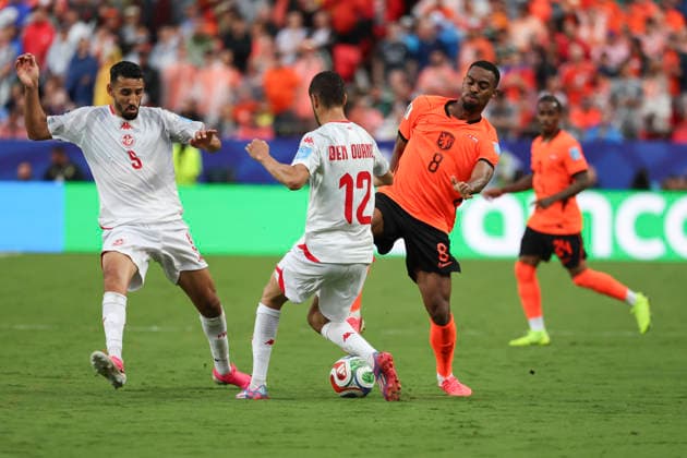 KANSAS CITY, MO - JUNE 25: Ryan Gravenberch 8 of Netherlands challenges Mortadha Ben Ouanes 12 of Tunisia for the ball in the second half of the FIFA World Cup, WM, Weltmeisterschaft, Fussball 2026 Group F match between Tunisia and Netherlands on June 25, 2026 at Kansas City Stadium in Kansas City, MO. (Photo by Scott Winters Icon Sportswire) SOCCER: JUN 25 FIFA World Cup 26 Group F - Tunisia vs Netherlands EDITORIAL USE ONLY Icon2606250707