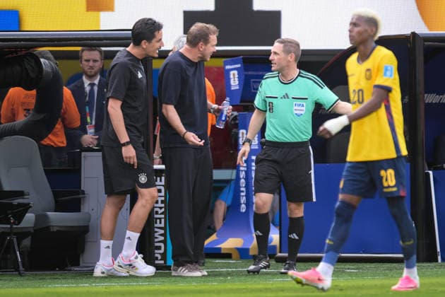 Fußball, WM 2026, 20260625, Ecuador - Deutschland. Im Bild v.l. Trainer Deutschland Julian NAGELSMANN, vierte Offizielle Campell-Kirk KAWANA-WAUGH (Neuseeland). East Rutherford New-York-New-Jersey-Stadion New Jersey Vereinigte Staaten von Amerika *** Soccer, 2026 World Cup, 20260625, Ecuador vs. Germany. Pictured from left: Germany coach Julian NAGELSMANN, fourth official Campell Kirk KAWANA WAUGH (New Zealand), East Rutherford, New York, New Jersey Stadium, New Jersey, United States of America Copyright: Passion2Press MarkusxFischerx