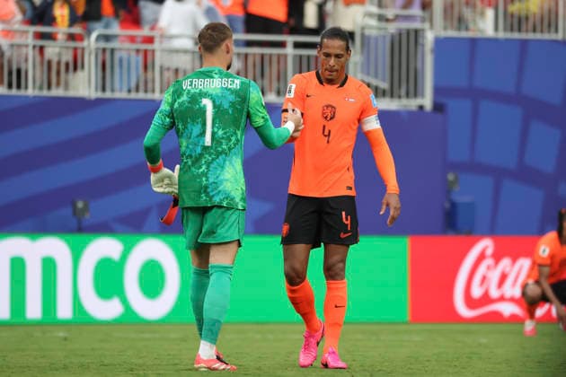 KANSAS CITY, MO - JUNE 25: Virgil van Dijk 4 of Netherlands and Bart Verbruggen 1 congratulate each other after a 3-1 win over Tunisia in the FIFA World Cup, WM, Weltmeisterschaft, Fussball 2026 Group F match on June 25, 2026 at Kansas City Stadium in Kansas City, MO. (Photo by Scott Winters Icon Sportswire) SOCCER: JUN 25 FIFA World Cup 26 Group F - Tunisia vs Netherlands EDITORIAL USE ONLY Icon2606250783