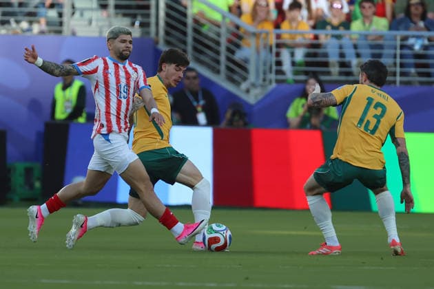 Julio Enciso (L) of Paraguay vies for the ball with Jordan Bos (2L) of Australia during the FIFA World Cup, WM, Weltmeisterschaft, Fussball 2026 Group D match between Paraguay and Australia at Levi s stadium in Santa Clara, California, United States, 25 June 2025. FIFA World Cup 2026 - Group D - Paraguay vs. Australia !ACHTUNG: NUR REDAKTIONELLE NUTZUNG!  Copyright: xMiguelxgutierrezx GR5358 20260626-55020713189_1