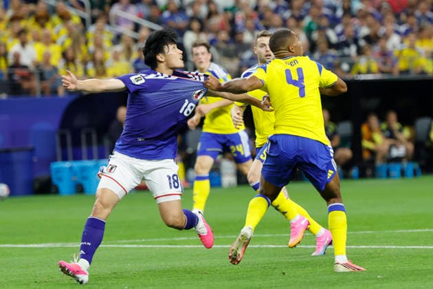 Ayase Ueda (L) of Japan vies for the ball Isak Hien of Sweden for the ball during the FIFA World Cup, WM, Weltmeisterschaft, Fussball 2026 Group F match between Japan and Sweden at AT&T Stadium in Dallas, USA, 25 June 2025. FIFA World Cup 2026 - Group F - Japan vs. Sweden !ACHTUNG: NUR REDAKTIONELLE NUTZUNG!  Copyright: xMariscalx GR5125 20260626-55020713194_1