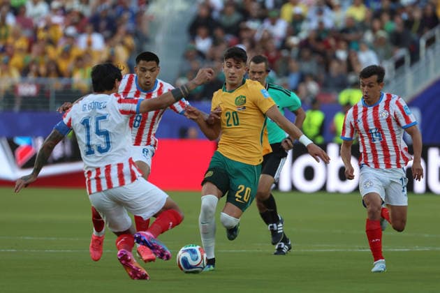 Diego Gómez (2-L) of Paraguay vies for the ball with Cristian Volpato (C) of Australia during the FIFA World Cup, WM, Weltmeisterschaft, Fussball 2026 Group D match between Paraguay and Australia at Levi s stadium in Santa Clara, California, United States, 25 June 2025. FIFA World Cup 2026 - Group D - Paraguay vs. Australia !ACHTUNG: NUR REDAKTIONELLE NUTZUNG!  Copyright: xMiguelxgutierrezx GR5359 20260626-55020713197_1