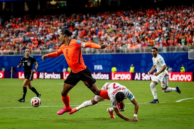 KANSAS CITY - (l-r) Virgil van Dijk of the Netherlands and Elias Achouri of Tunisia during the 2026 World Cup at Arrowhead Stadium on June 25, 2026 in Kansas City United States. (Photo by Stefan Koops EYE4IMAGES DeFodi Images) - *** KANSAS CITY l Virgil van Dijk of the Netherlands and Elias Achouri of Tunisia during the 2026 World Cup at Arrowhead Stadium on June 25, 2026, in Kansas City, United States. Photo by Stefan Koops, EYE4IMAGES, DeFodi Images