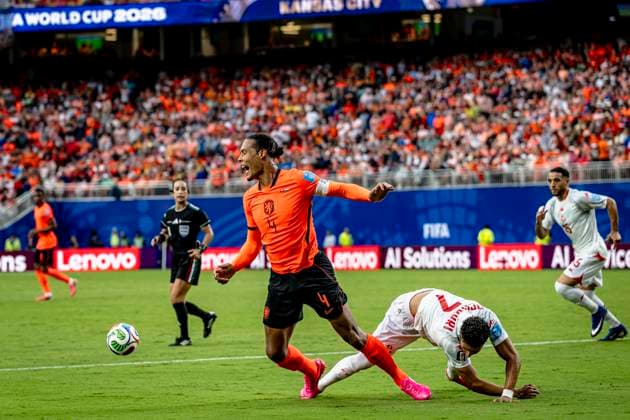 KANSAS CITY - (l-r) Virgil van Dijk of the Netherlands and Elias Achouri of Tunisia during the 2026 World Cup at Arrowhead Stadium on June 25, 2026 in Kansas City United States. (Photo by Stefan Koops EYE4IMAGES DeFodi Images) - *** KANSAS CITY l Virgil van Dijk of the Netherlands and Elias Achouri of Tunisia during the 2026 World Cup at Arrowhead Stadium on June 25, 2026, in Kansas City, United States. Photo by Stefan Koops, EYE4IMAGES, DeFodi Images