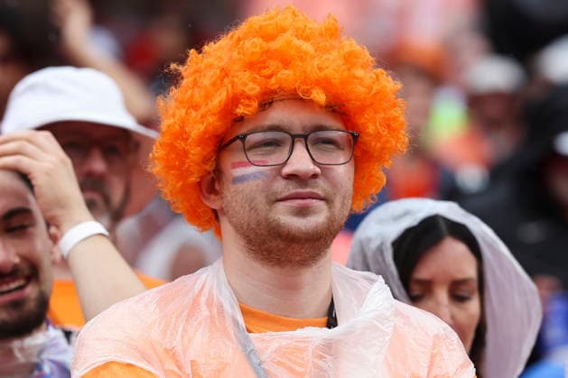 KANSAS CITY, MO - JUNE 25: A Netherlands fan in an orange wig before the FIFA World Cup, WM, Weltmeisterschaft, Fussball 2026 Group F match between Tunisia and Netherlands on June 25, 2026 at Kansas City Stadium in Kansas City, MO. (Photo by Scott Winters Icon Sportswire) SOCCER: JUN 25 FIFA World Cup 26 Group F - Tunisia vs Netherlands EDITORIAL USE ONLY Icon2606251086