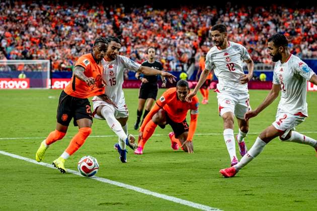 KANSAS CITY - (l-r) Crysencio Summerville of the Netherlands and Mohamed Hadj Mahmoud of Tunisia during the 2026 World Cup at Arrowhead Stadium on June 25, 2026 in Kansas City United States. (Photo by Stefan Koops EYE4IMAGES DeFodi Images) - *** KANSAS CITY l Crysencio Summerville of the Netherlands and Mohamed Hadj Mahmoud of Tunisia during the 2026 World Cup at Arrowhead Stadium on June 25, 2026, in Kansas City, United States. Photo by Stefan Koops, EYE4IMAGES, DeFodi Images